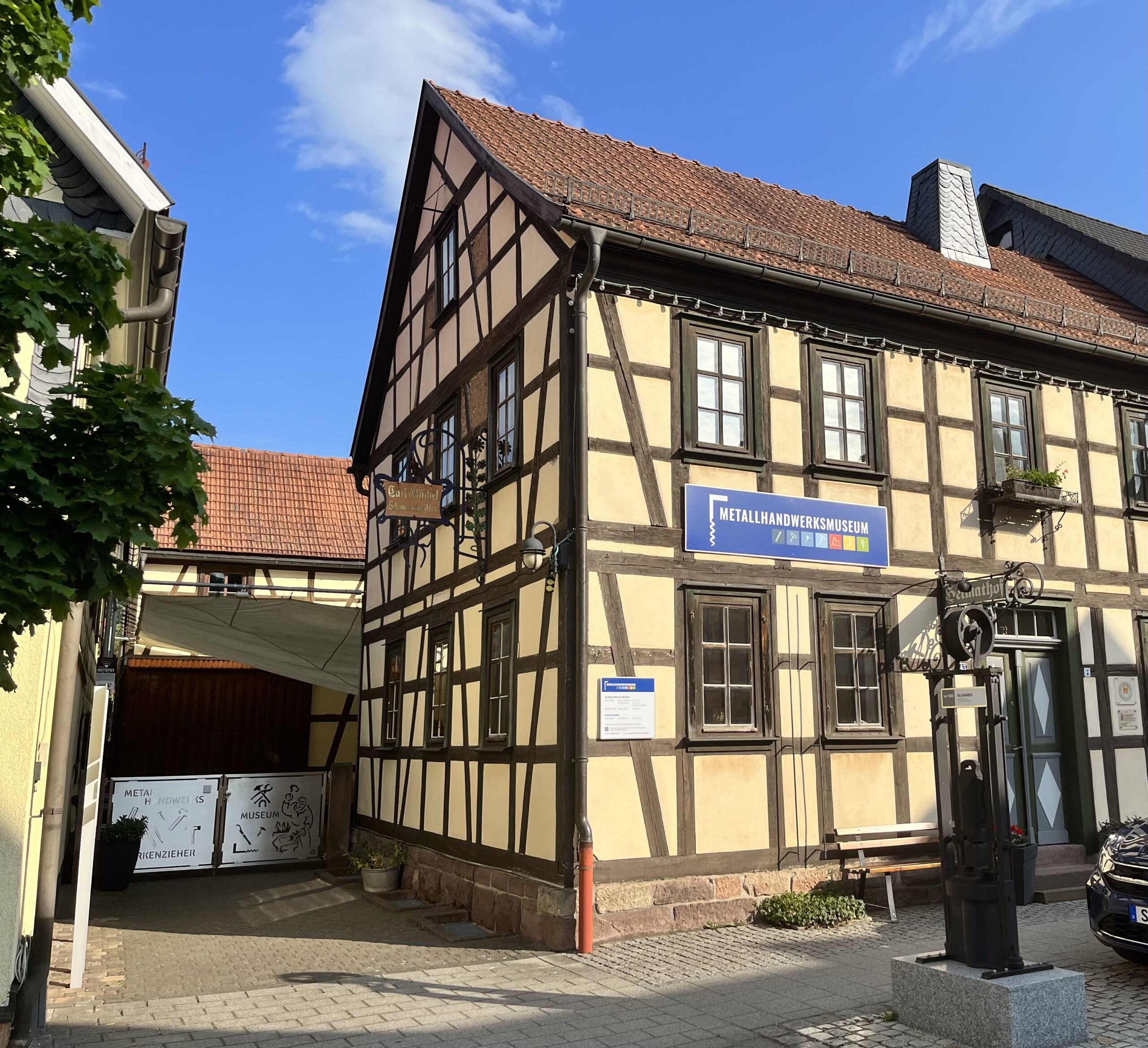altes Fachwerkhaus, Eingangsbereich des Metallhandwerksmuseum in Steinbach-Hallenberg