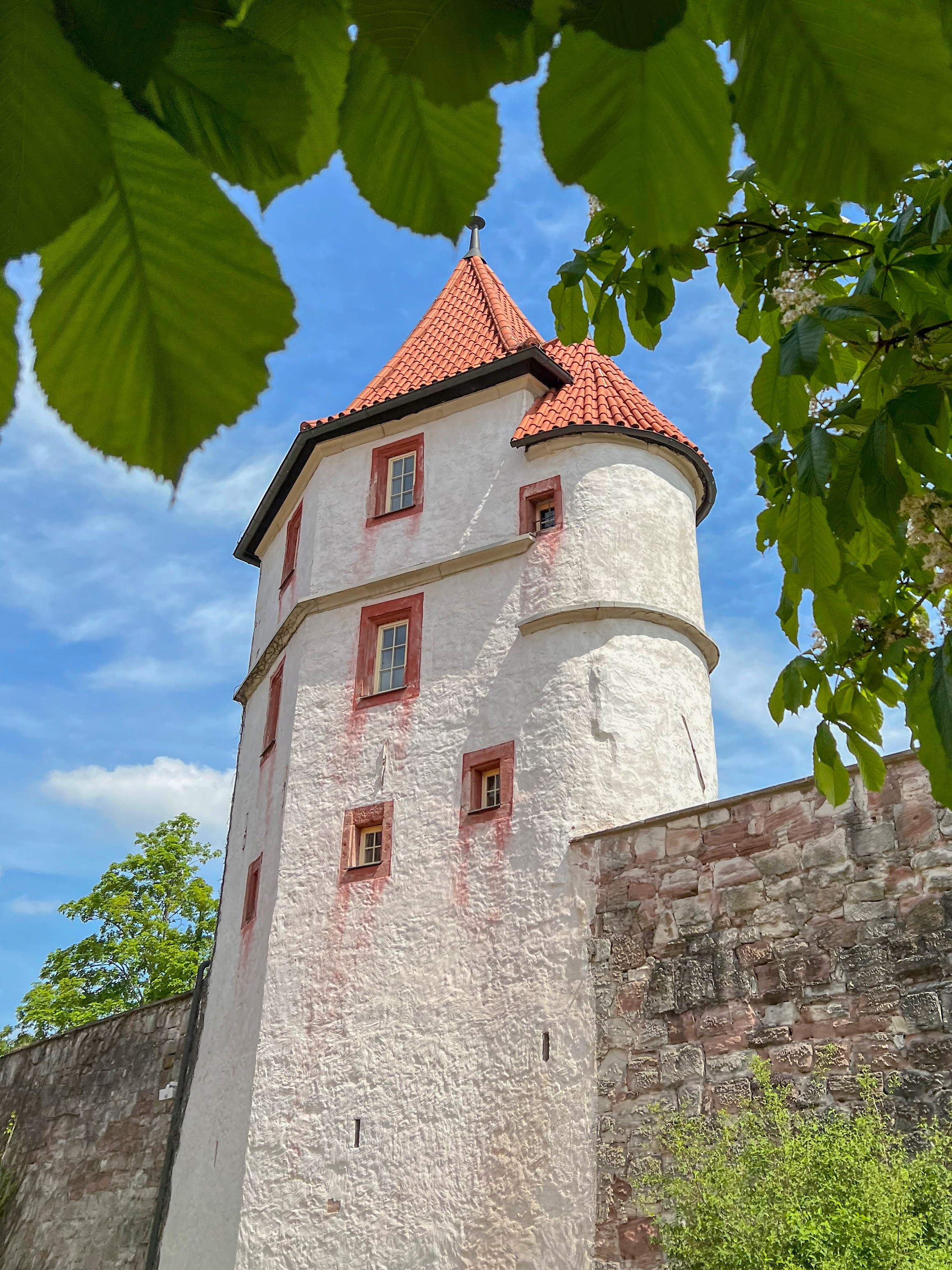 Ein hoher weißer Turm ragt in den Himmel.